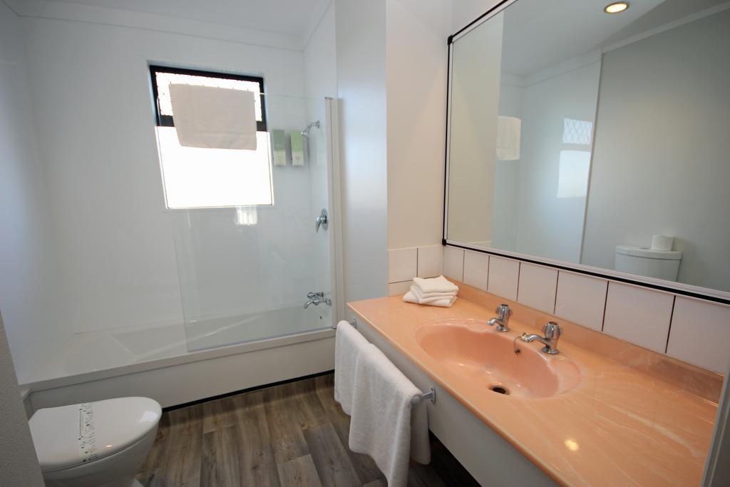 Champers Motor Inn Lower Hutt Bagian luar foto