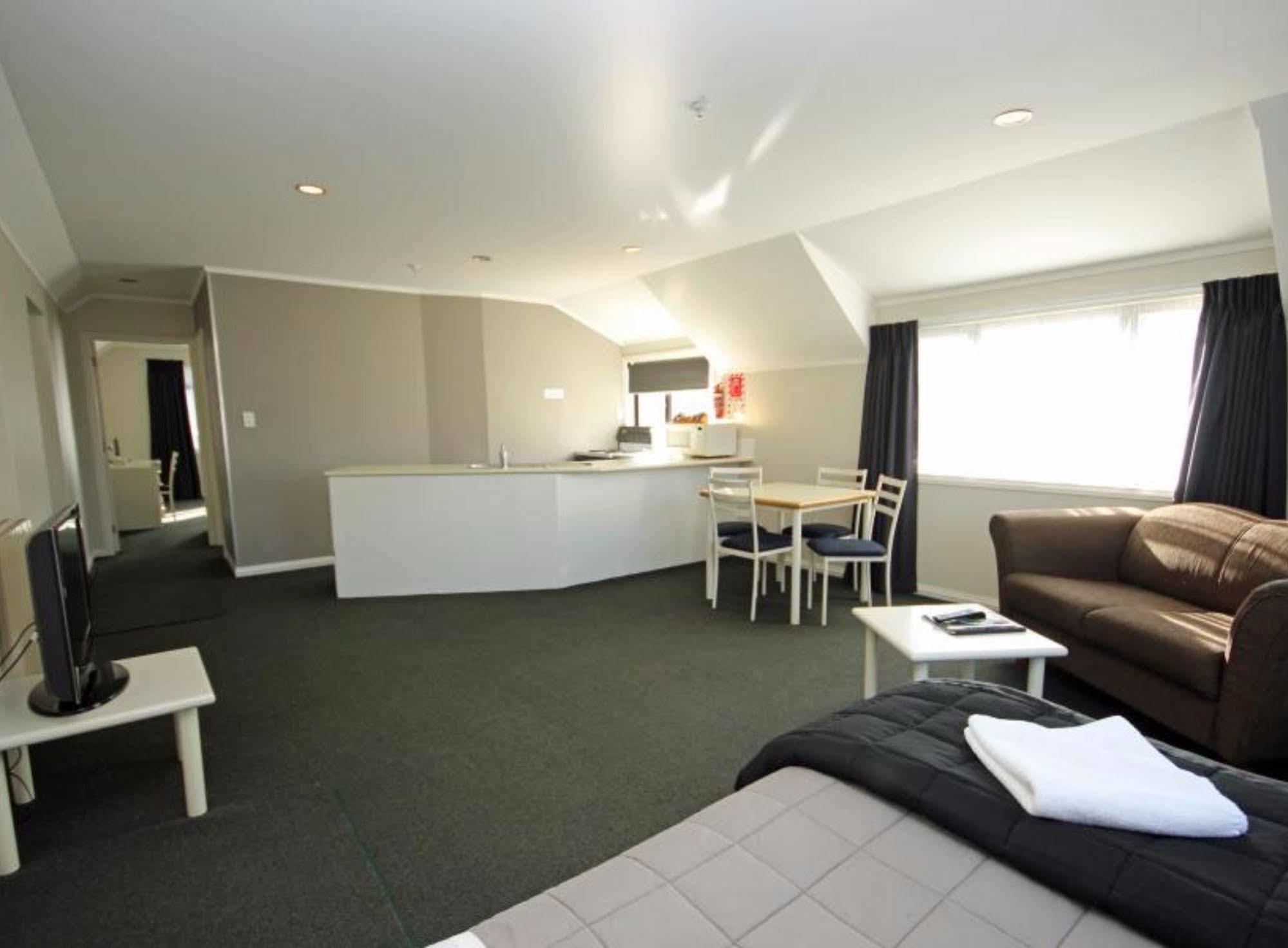 Champers Motor Inn Lower Hutt Bagian luar foto