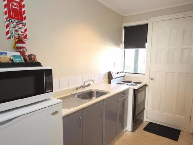 Champers Motor Inn Lower Hutt Bagian luar foto