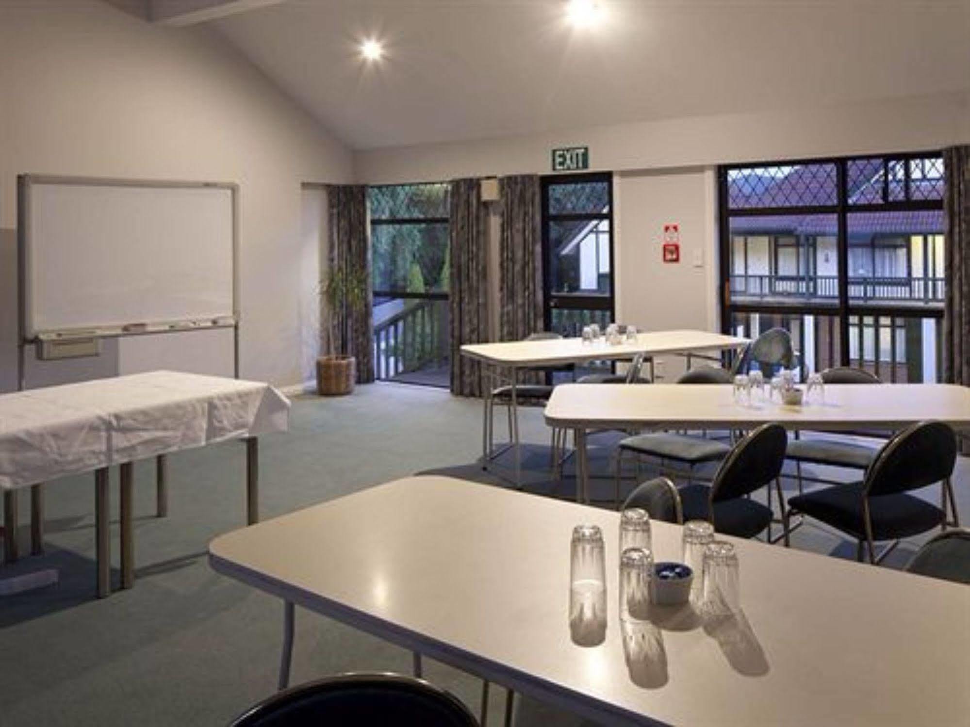 Champers Motor Inn Lower Hutt Bagian luar foto