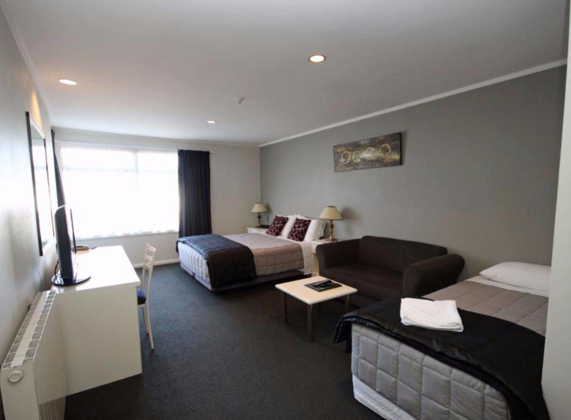 Champers Motor Inn Lower Hutt Bagian luar foto