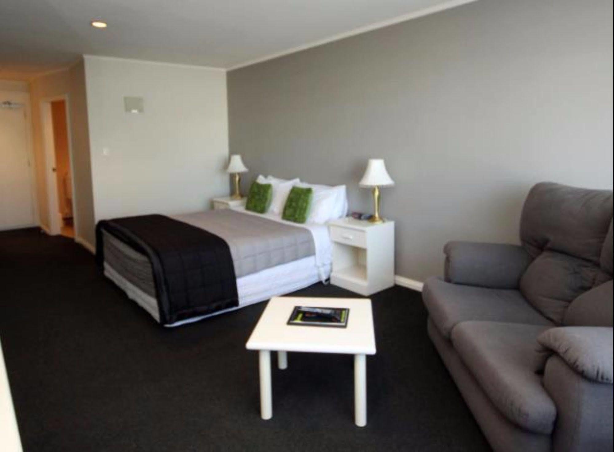 Champers Motor Inn Lower Hutt Bagian luar foto