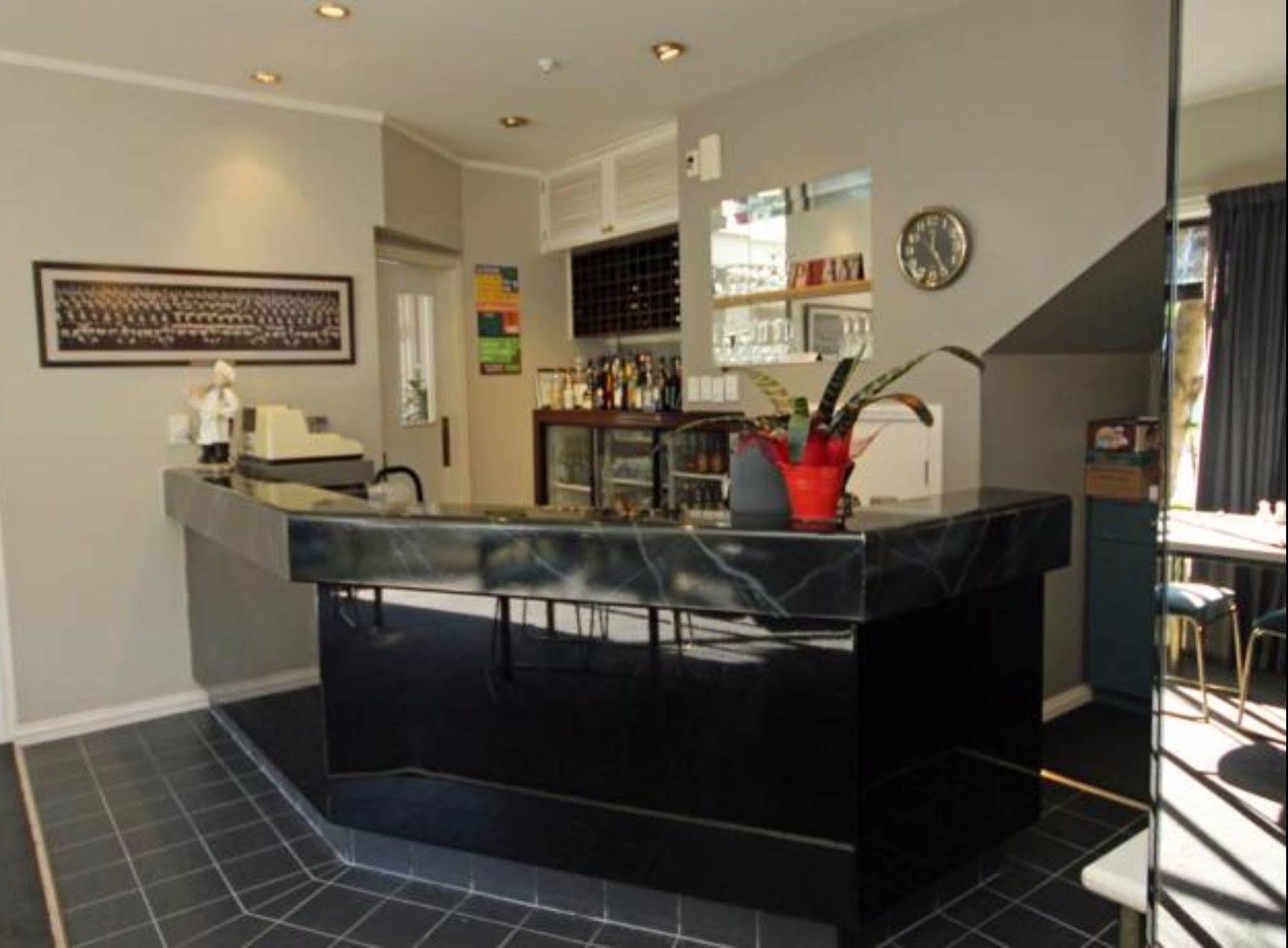 Champers Motor Inn Lower Hutt Bagian luar foto